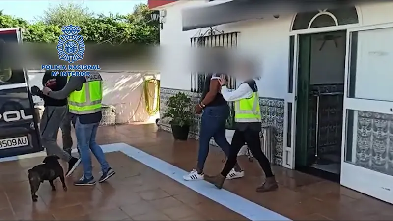 <p> Polic&iacute;a deteniendo a los </p>