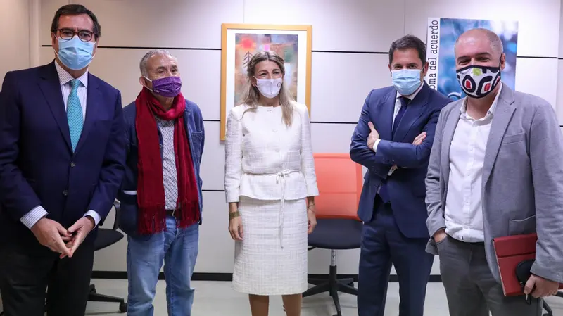 <p> Archivo - (I-D) El presidente de CEOE, Antonio Garamendi; el l&iacute;der de UGT, Pepe &Aacute;lvarez; la ministra de Trabajo, Yolanda D&iacute;az; el presidente de Cepyme, Gerardo Cuerva; y el l&iacute;der de CCOO, Unai Sordo, en una imagen de archivo - Marta Fern&aacute;ndez Jara - Europa Press - Archivo </p>