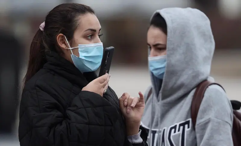 <p> Varias personas con mascarilla, el d&iacute;a antes de que entre en vigor la obligatoriedad de usar mascarilla en exteriores, a 23 de diciembre de 2021, en Madrid, (Espa&ntilde;a). Fue el pasado 26 de junio cuando el Gobierno central decidi&oacute; poner fin a la obligatoried - Eduardo Parra - Europa Press </p>