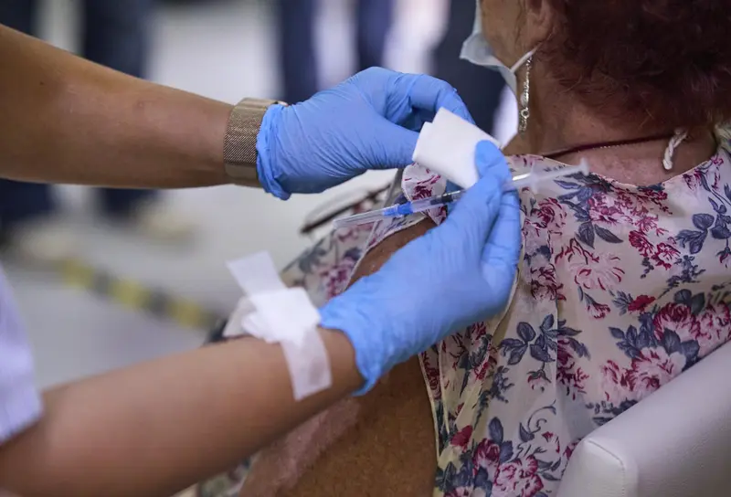 <p> Una sanitaria vacuna a una mujer. - Jes&uacute;s Hell&iacute;n - Europa Press </p>