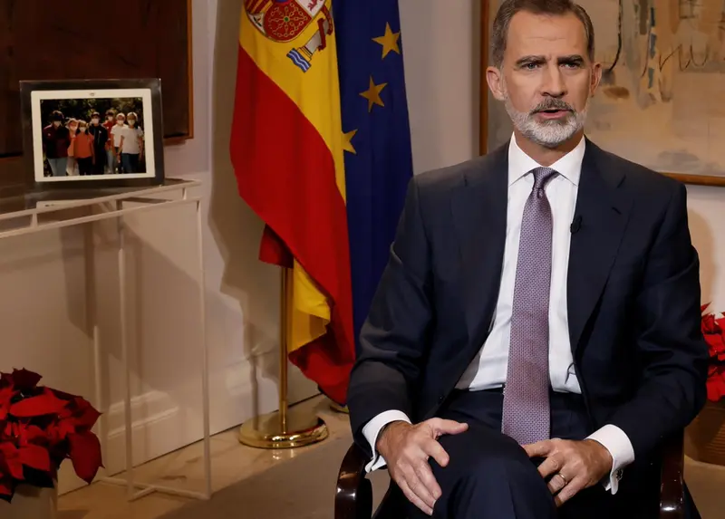<p> El Rey Felipe VI ofrece su tradicional discurso de Nochebuena desde el Palacio de la Zarzuela, a 24 de diciembre de 2021, en Madrid (Espa&ntilde;a). - POOL </p>