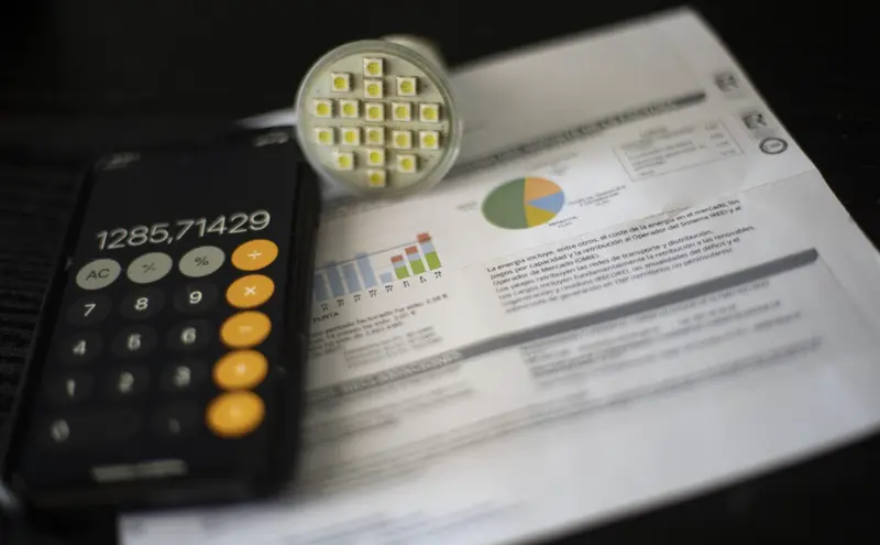 <p> Archivo - Una factura del consumo de luz, a 10 de septiembre de 2021, en Madrid (Espa&ntilde;a). - Eduardo Parra - Europa Press - Archivo </p>