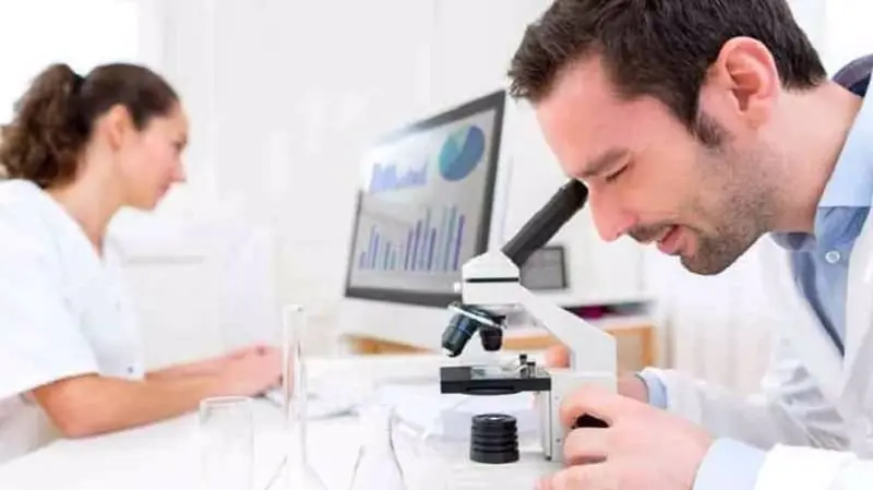 <p> Un t&eacute;cnico de laboratorio - PARRADO ASESORES -EUROPA PRESS </p>