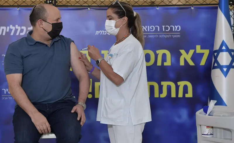 <p> Archivo - El primer ministro de Israel, Naftali Bennett, recibe una dosis de la vacuna contra el coronavirus. - Koby Gideon/GPO/dpa - Archivo </p>