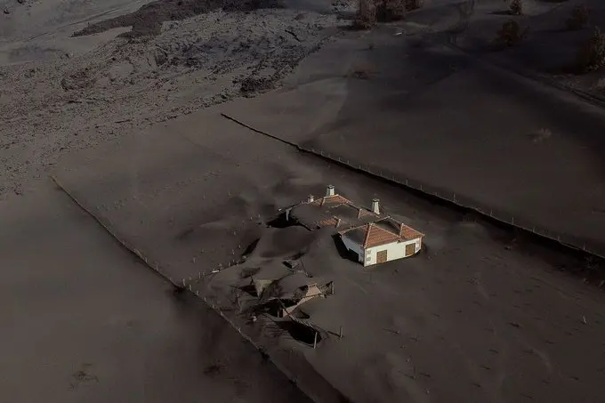 <p> La primera prueba para retirar la lava de La Palma da unos resultados satisfactorios, seg&uacute;n Pevolca. Fuente: Twitter @Vicky_Ibannez </p>