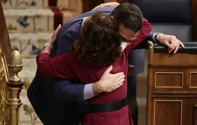 <p> La ministra de Hacienda, Mar&iacute;a Jes&uacute;s Montero, se abraza con el presidente del Gobierno, Pedro S&aacute;nchez, en una sesi&oacute;n plenaria en el Congreso - Eduardo Parra - Europa Press </p>