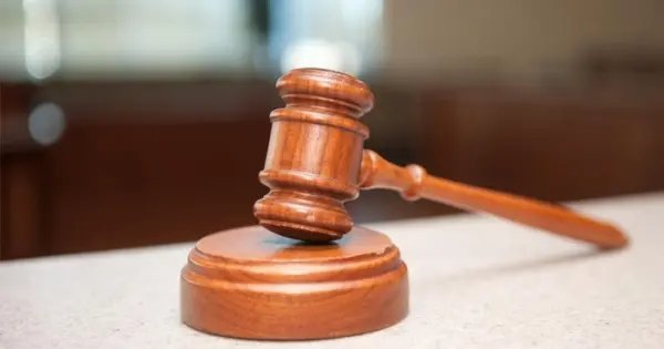 <p> Un padre es condenado a no salir de Israel en 8.000 a&ntilde;os por el impago de la manutenci&oacute;n de sus hijos. Fuente: Twitter @tr_hbr </p>