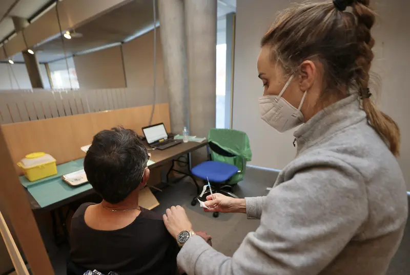 <p> Archivo - Una persona recibe la tercera dosis de la vacuna contra el Covid-19 - Beatriz Ciscar - Europa Press - Archivo </p>