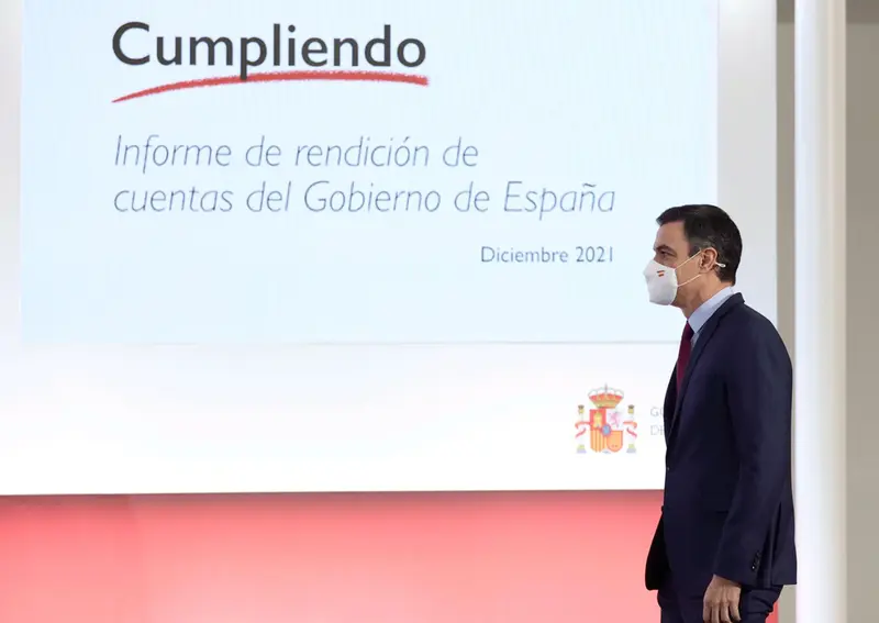 <p> El presidente del Gobierno, Pedro S&aacute;nchez, a su llegada para presentar el informe de rendici&oacute;n de cuentas del Gobierno de Espa&ntilde;a correspondiente a 2021, &lsquo;Cumpliendo&rsquo;, en La Moncloa, a 29 de diciembre de 2021, en Madrid, (Espa&ntilde;a). - Eduardo Parra - Europa Press </p>