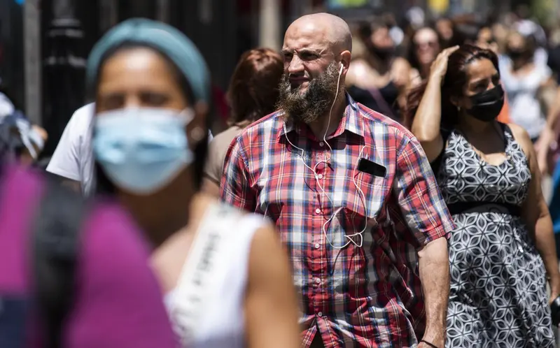 <p> Archivo - Un hombre pasea sin mascarilla por el centro de Madrid, durante el primer d&iacute;a en el que no es obligado el uso de la mascarilla en exteriores desde el inicio de la pandemia, a 26 de junio de 2021, en Madrid (Espa&ntilde;a). - Alejandro Mart&iacute;nez V&eacute;lez - Europa Press - Archivo </p>