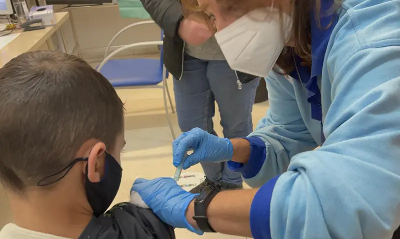 <p> Ni&ntilde;o vacunado durante el primer d&iacute;a de vacunaci&oacute;n de los menores de entre nueve y once a&ntilde;os. - JUNTA DE ANDALUC&Iacute;A </p>
