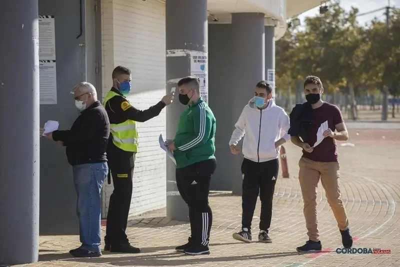 <p> Tomando temperatura a los aficionados. Estadio El Arcángel. </p>