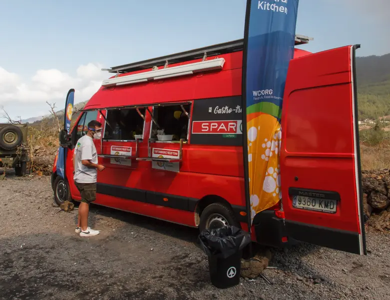 <p> Archivo - Voluntarias de World Central Kitchen, la ONG del chef Jos&eacute; Andr&eacute;s, reparten comida entre los trabajadores y voluntarios que asisten a los afectados por el volc&aacute;n de Cumbre Vieja, en La Palma - Europa Press - Archivo </p>