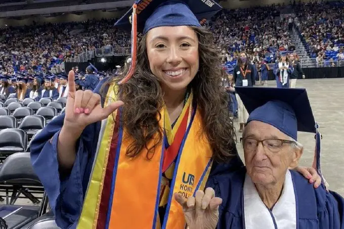 <p> Abuelo y nieta celebrando la graduaci&oacute;n conjunta. Fuente: Twitter @LosAndesDiario </p>