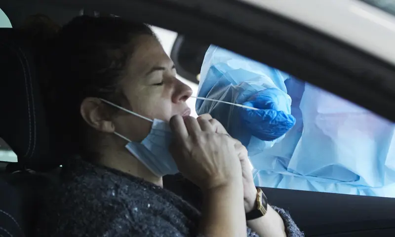 <p> Una sanitaria le realiza la prueba PCR a una mujer en su coche durante la realizaci&oacute;n de PCR en el autocovid instalado en el Hospital Militar, a 28 de diciembre de 2021 en Sevilla (Andaluc&iacute;a, Espa&ntilde;a) - Joaquin Corchero - Europa Press </p>