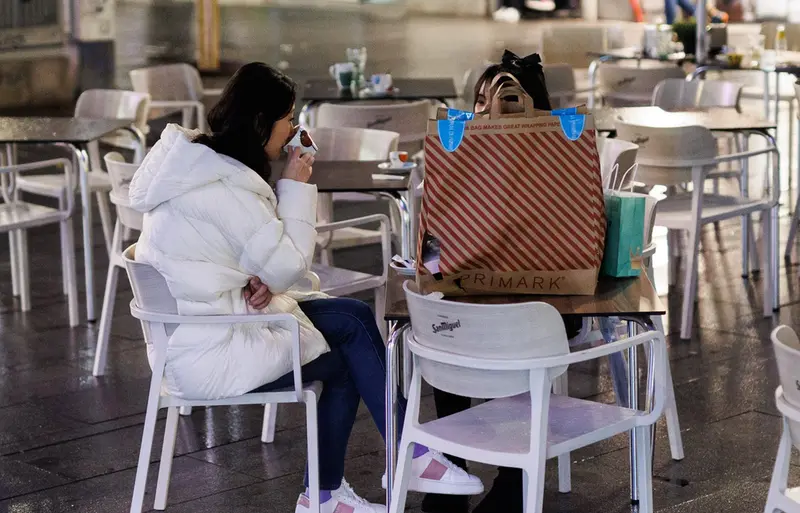 <p> Dos amigas toman el aperitivo en la calle Montera para celebrar la llegada de la Nochebuena, a 24 de diciembre de 2021, en Madrid (Espa&ntilde;a). A pesar de las nuevas restricciones, como el uso de la mascarilla en exteriores, que entra en vigor hoy, varias per - Alejandro Mart&iacute;nez V&eacute;lez - Europa Press </p>