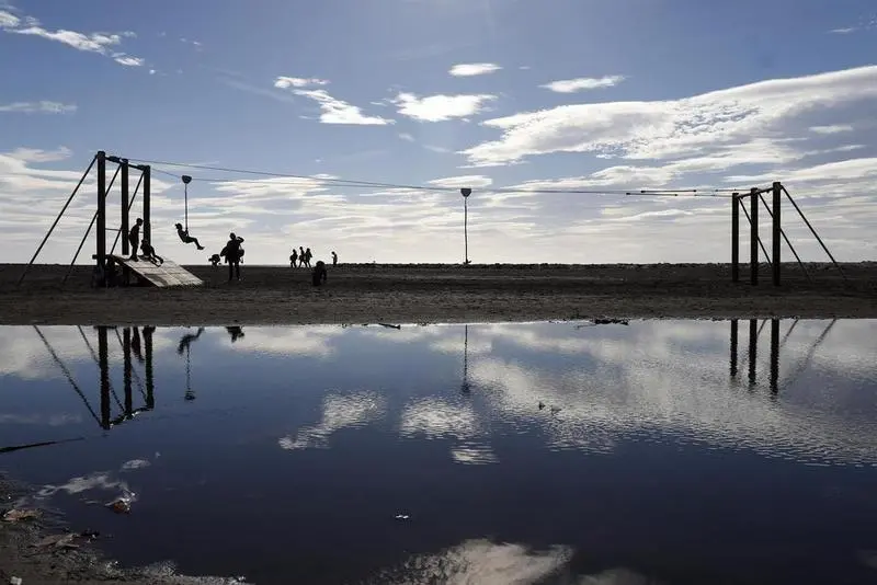 <p> Malague&ntilde;os, turistas y visitantes llenan las calles de M&aacute;laga en un domingo de Navidad con los comercios abiertos y temperaturas de 20&ordm; en la imagen playa de Pedregalejo a 26 de diciembre de 2021 en M&aacute;laga, Andaluc&iacute;a. </p>