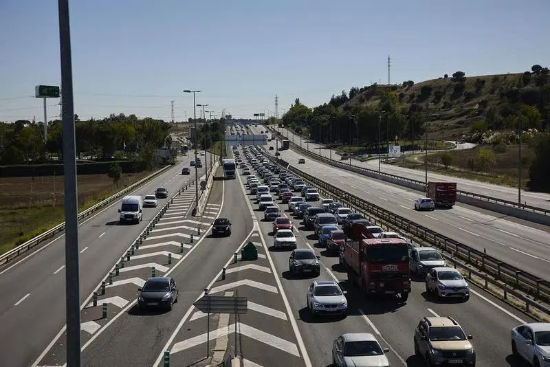 <p> Un atasco en el km. 23 de la autopista A-1, con motivo de la operaci&oacute;n salida del Puente del Pilar 2021 </p>