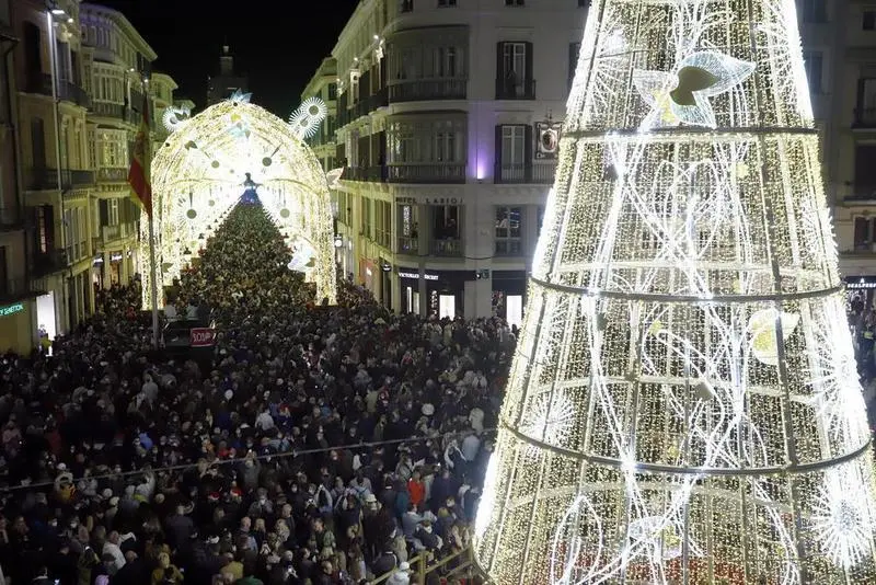 <p> Miles de personas disfrutan del inicio del encendido navide&ntilde;o en la c&eacute;ntrica calle Larios a 26 de noviembre del 2021 en M&aacute;laga (Andaluc&iacute;a) </p>