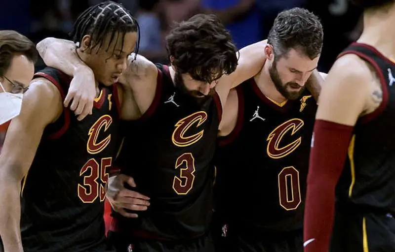 <p> Ricky Rubio siendo acompa&ntilde;ado fuera de la cancha por Okoro y Kevin Love </p>