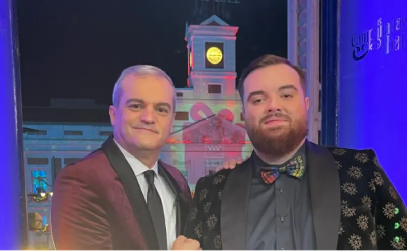 <p> Ram&oacute;n Garc&iacute;a junto a Ibai Llanos en la Puerta del Sol </p>