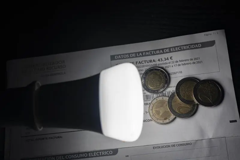 <p> Una l&aacute;mpara refleja el importe de una factura de la luz </p>