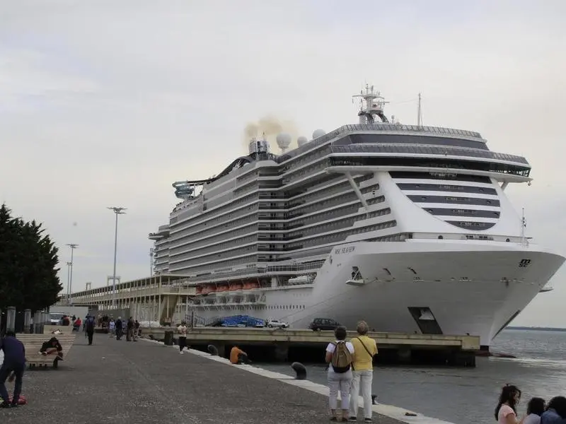 <p> Un crucero en el puerto de Lisboa </p>