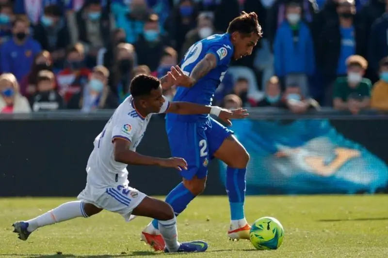 <p> Dami&aacute;n Suarez regateando a Rodrygo Goes </p>