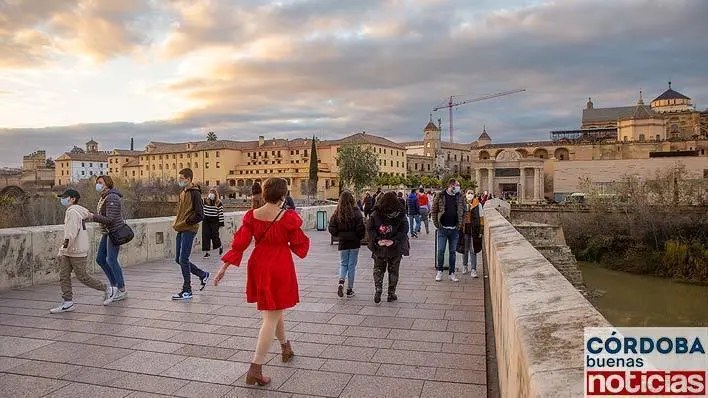 <p> Varias personas pasean sobre el Puente Romano | Jos&eacute; Le&oacute;n. </p>