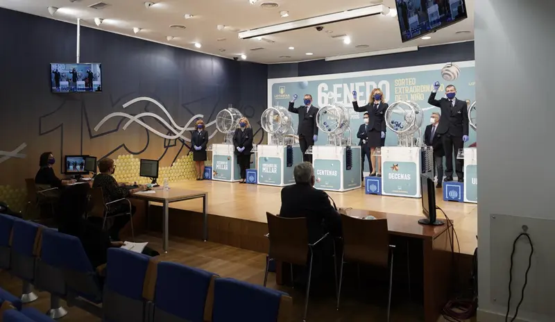 <p> Archivo - Sorteo Extraordinario de &lsquo;El Ni&ntilde;o&rsquo;, en Madrid (Espa&ntilde;a) a 6 de enero de 2021. El n&uacute;mero 19570 ha sido agraciado con el 'Gordo' del Sorteo Extraordinario de 'El Ni&ntilde;o', dotado con 2.000.000 de euros por serie. El n&uacute;mero ha estado muy repartido en m - SELAE - Archivo </p>