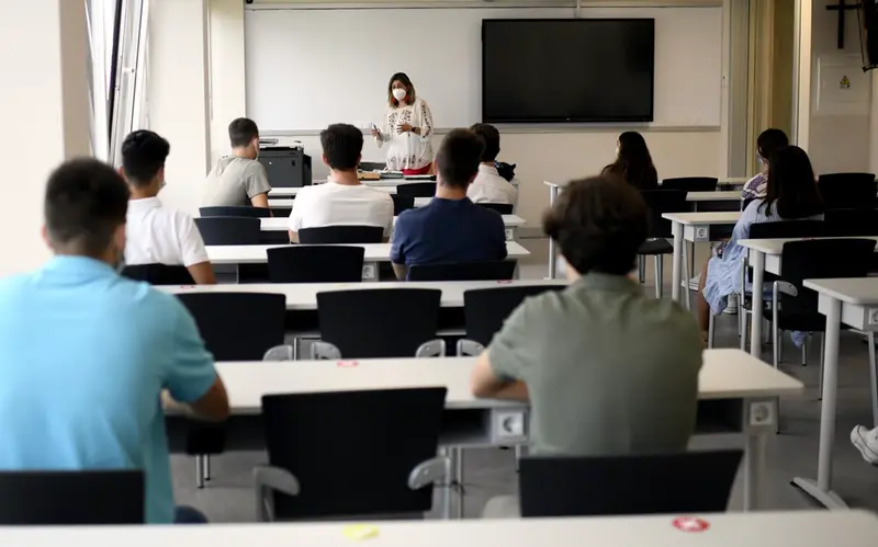 <p> Archivo - Una profesora da clase con mascarilla a alumnos en la Facultad de Humanidades y Ciencia de la Comunicaci&oacute;n de la Universidad privada CEU San Pablo durante el primer d&iacute;a del curso 2020-2021, en Madrid (Espa&ntilde;a), a 14 de septiembre. - &Oacute;scar Ca&ntilde;as - Europa Press - Archivo </p>