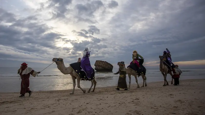 <p> Archivo - Los Reyes Magos de Oriente llegan a la playa de Matalasca&ntilde;as en camellos. En Almonte (Huelva, Andaluc&iacute;a, Espa&ntilde;a), a 05 de enero de 2021. - A. P&eacute;rez - Europa Press - Archivo </p>