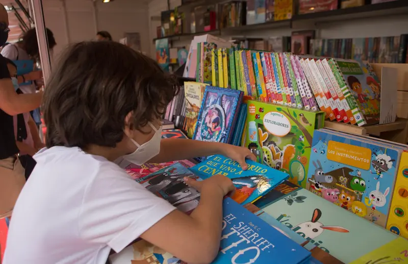 <p> Archivo - Un ni&ntilde;o ojea libros en la Feria del Libro de M&eacute;rida. - Jorge Armestar - Europa Press - Archivo </p>