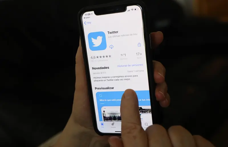 <p> Archivo - Una persona hace uso de la aplicaci&oacute;n de la red social Twitter - Marta Fern&aacute;ndez Jara - Europa Press - Archivo </p>
