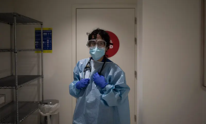 <p> Archivo - Una mujer se somete a una prueba PCR. - David Zorrakino - Europa Press - Archivo </p>