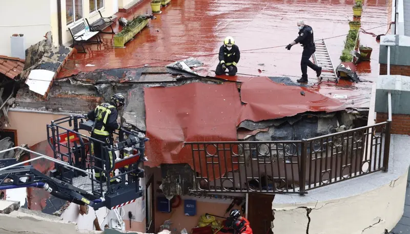 <p> Localizan los cuerpos sin vida de los dos desaparecidos en el derrumbe del colegio San Vicente de Paul de Gij&oacute;n </p>