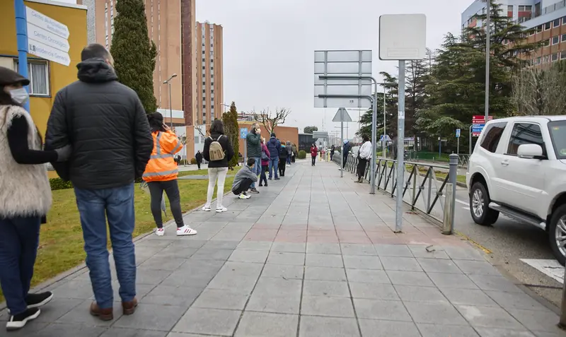<p> Varias personas esperan la cola en las inmediaciones del Hospital 12 de octubre para hacerse PCR - Jes&uacute;s Hell&iacute;n - Europa Press </p>