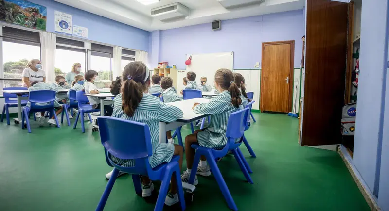 <p> Archivo - Varios ni&ntilde;os sentados en pupitres en una clase del colegio Virgen de Europa durante el primer d&iacute;a de clase del curso 2021-22, a 6 de septiembre de 2021, en Boadilla del Monte, Madrid (Espa&ntilde;a). - Ricardo Rubio - Europa Press - Archivo </p>