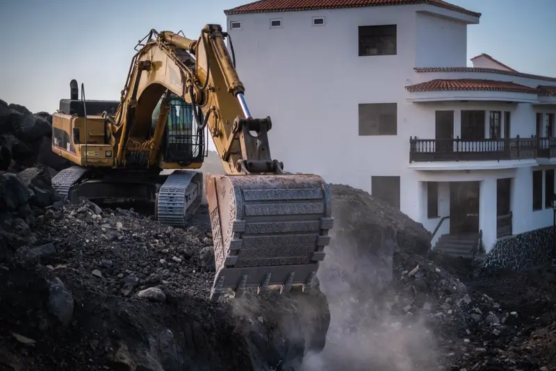 <p> Una pala procede a la retirada de lava en el cruce de La Laguna, en el municipio de Los Llanos de Aridane, en la isla de La Palma, d&iacute;as despu&eacute;s de darse por finalizada oficialmente la erupci&oacute;n del volc&aacute;n - CABILDO DE LA PALMA </p>