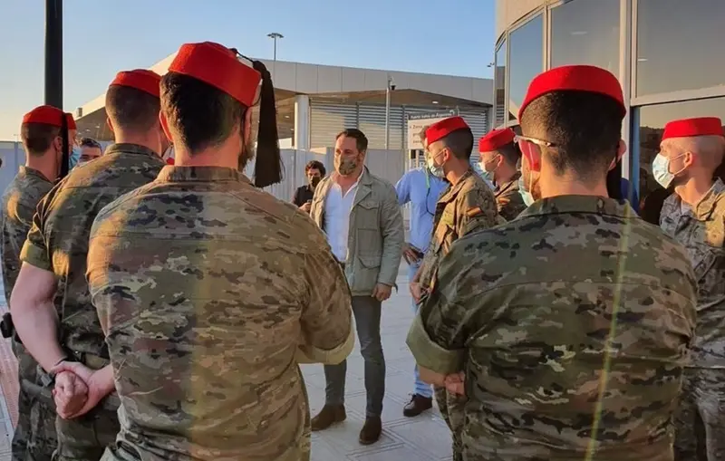 <p> Archivo - El presidente de Vox, Santiago Abascal, con militares en Algeciras antes de viajar a Ceuta - VOX - Archivo </p>