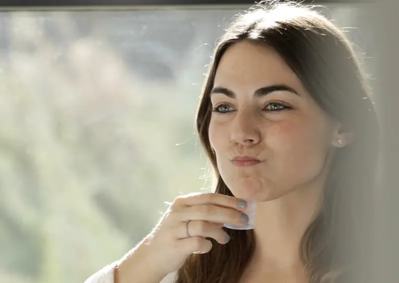 <p> Archivo - Una mujer haciendo uso de un colutorio - DENTAID - Archivo </p>