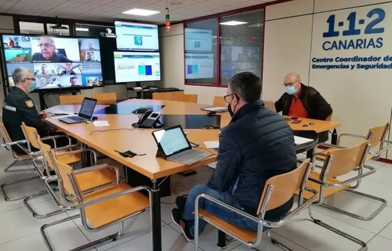 <p> Reuni&oacute;n del Comit&eacute; Director del Plan Especial de Protecci&oacute;n Civil y Atenci&oacute;n de Emergencias por Riesgo Volc&aacute;nico de Canarias (PEVOLCA) - CEDIDO POR GOBIERNO DE CANARIAS </p>