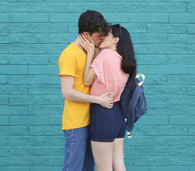 <p> Pareja bes&aacute;ndose </p>