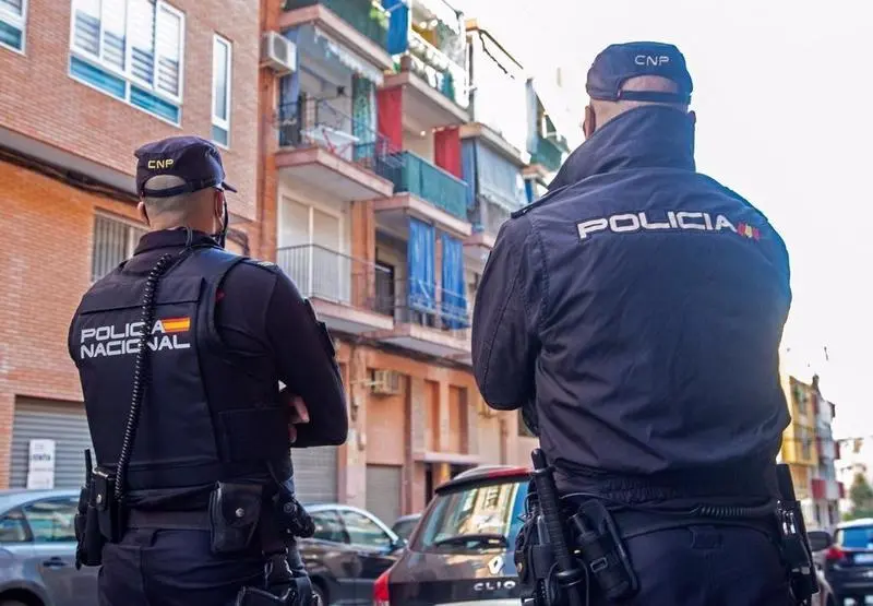 <p> Dos agentes de la Polic&iacute;a Nacional </p>