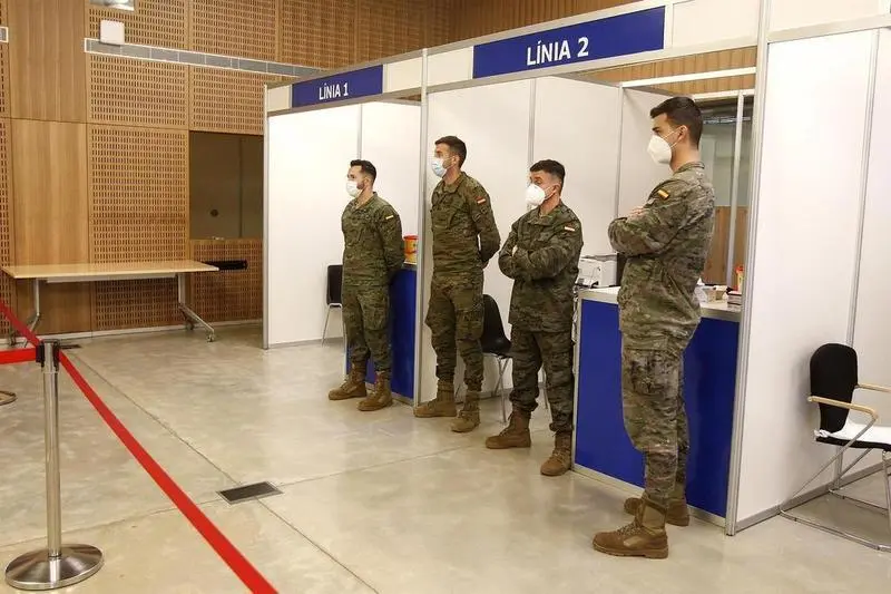 <p> Varios militares de las Fuerzas Armadas tras incorporarse a los equipos de vacunaci&oacute;n del IB-Salud de Baleares </p>