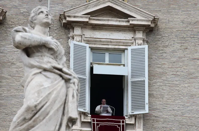 <p> El Papa Francisco, asomado al balc&oacute;n de la ventana de su estudio privado en el Palacio Apost&oacute;lico que da a la plaza de San Pedro de El Vaticano, este domingo 2 de mayo - Evandro Inetti/ZUMA Wire/dpa </p>