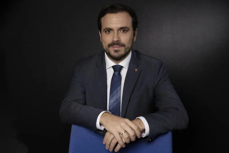 <p> El ministro de Consumo, Alberto Garz&oacute;n, posa para Europa Press, en la sede del Ministerio, a 2 de diciembre de 2021, en Madrid </p>