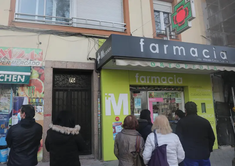 <p> Varias personas hacen cola en una farmacia para adquirir un test de ant&iacute;genos el pasado 23 de diciembre de 2021, en Madrid - Isabel Infantes - Europa Press </p>