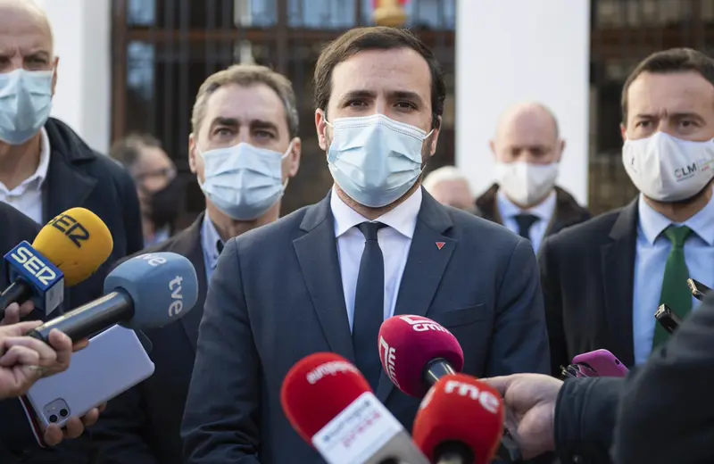 <p> El ministro de Consumo, Alberto Garz&oacute;n, responde a los medios en la entrega de los Premios Consum&oacute;polis 2020-2021, en el Colegio Santa Mar&iacute;a de la Expectaci&oacute;n, a 15 de diciembre de 2021, en Cuenca, Castilla-La Mancha, (Espa&ntilde;a). - Lola Pineda - Europa Press </p>