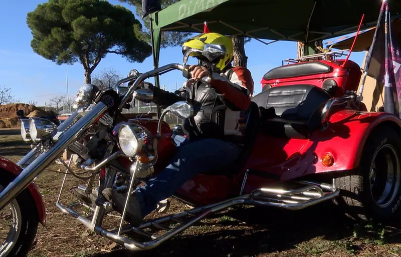 <p> Jos&eacute; Miguel Dilla 'El Abuelo' subido a su 'Dimaquineta'. - EUROPA PRESS </p>